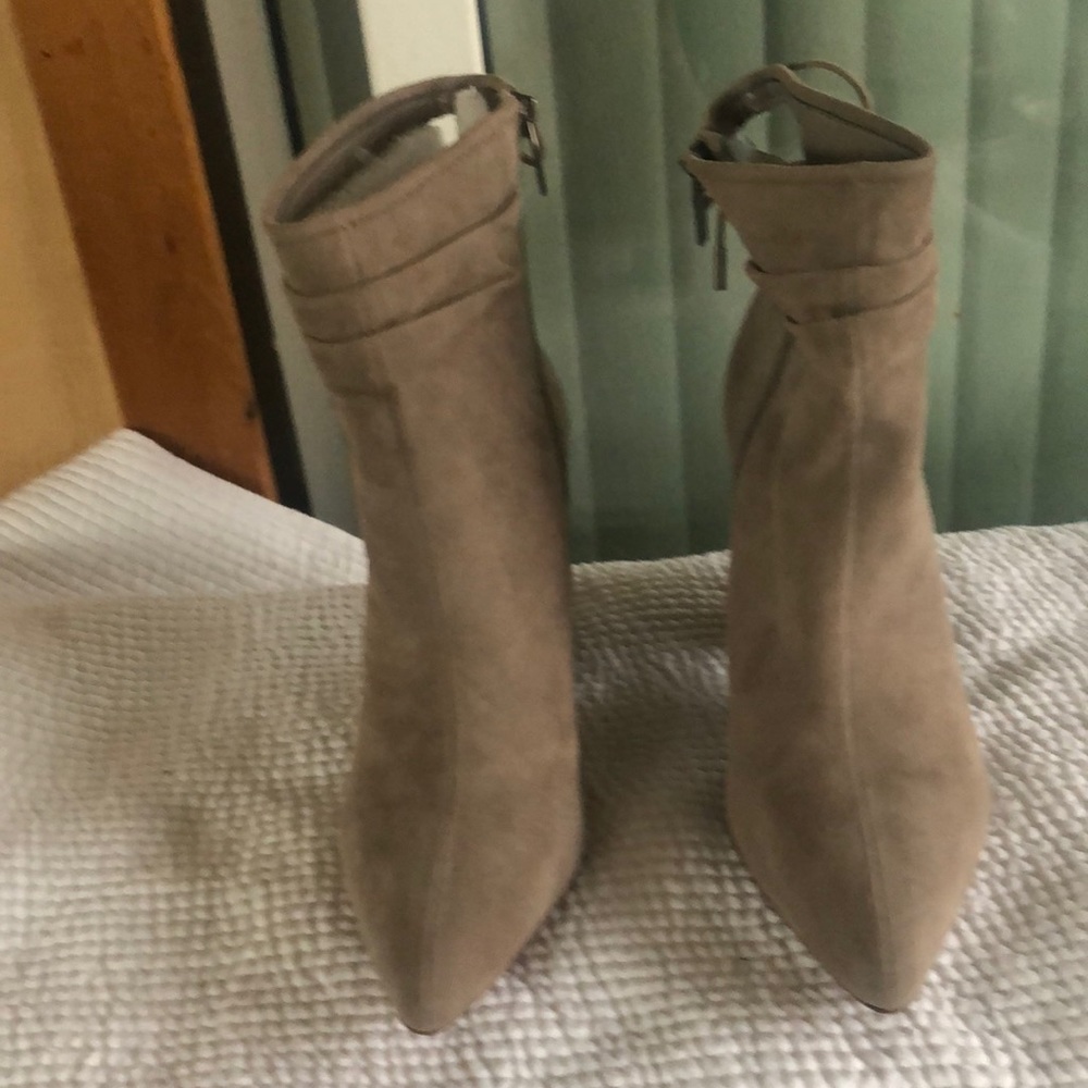 Vince Camuto Suede Ankle Boots, Beautiful Creamy Tan Color. Very Elegant.